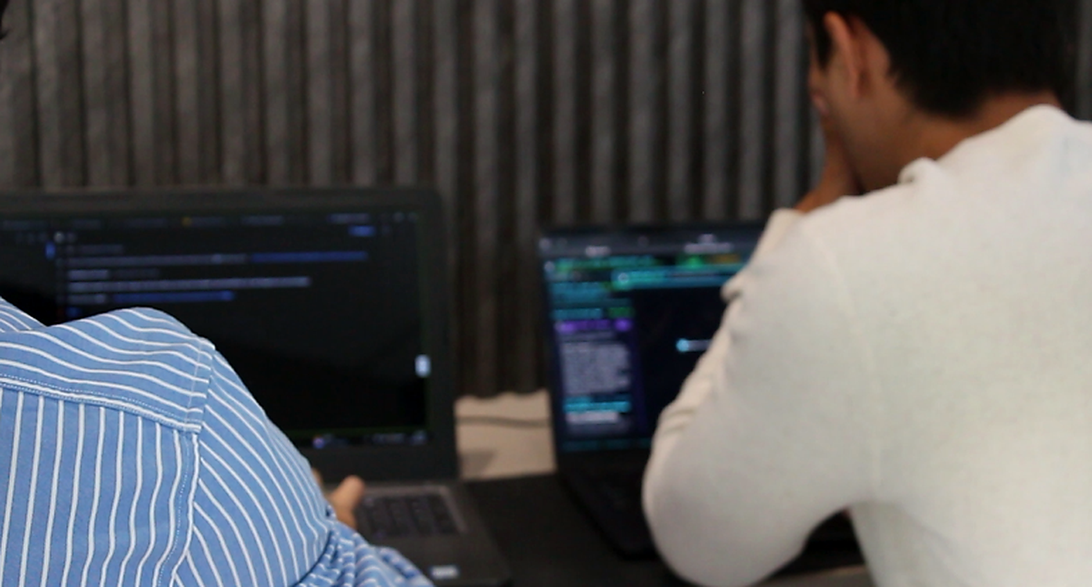 Especialistas de Embii programando y monitoreando agentes de IA